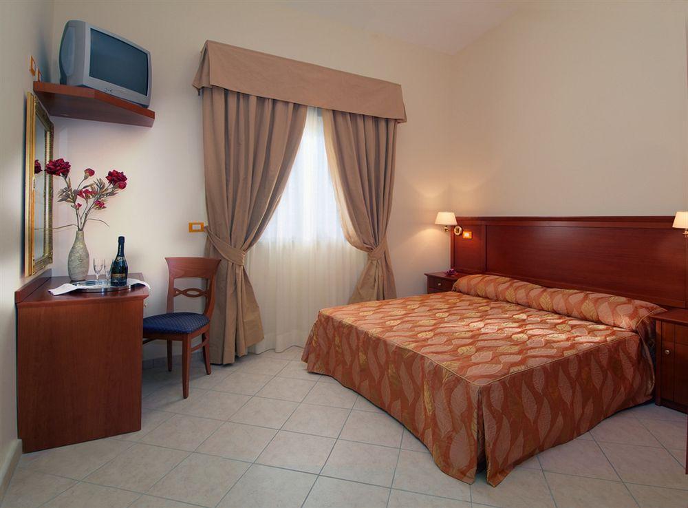 Complesso L'Oasi Hotel Aranova Phòng bức ảnh